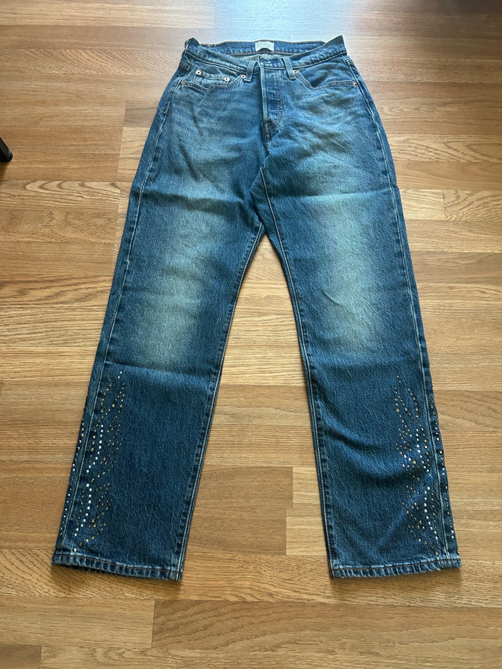501 Levis women’s Dark Blue Embellished Straight-Leg Jeans.Size W28 L30